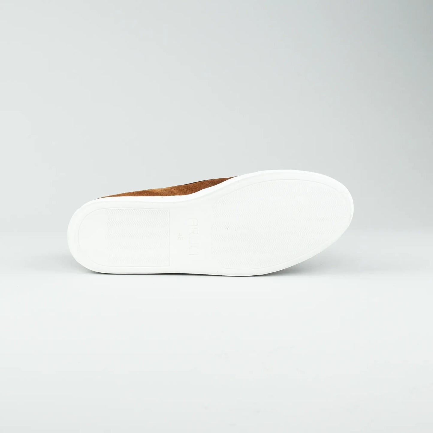 Aruci Sportlicher Loafer – Velourleder Cognac | Genähte Sneaker Sohle | Handgefertigt in Spanien