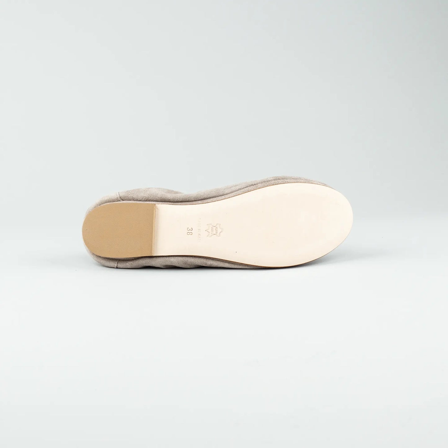Aruci Ballerina – Velourleder Taupe | Handgefertigt in Italien