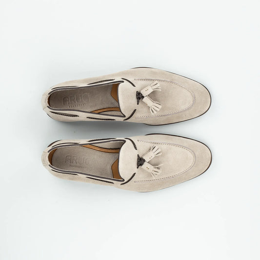 Aruci Tassel Loafer – Feinstes Velourleder Beige | Dunkelbraune Kordel | Handgefertigt in Spanien