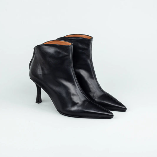 Aruci – Ankle Boot Schwarz Kalbsleder | Extravaganter Knöchelschnitt | Handmade Italy