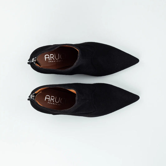 Aruci – Ankle Boot Schwarz Wildleder | Extravaganter Knöchelschnitt | Handmade Italy