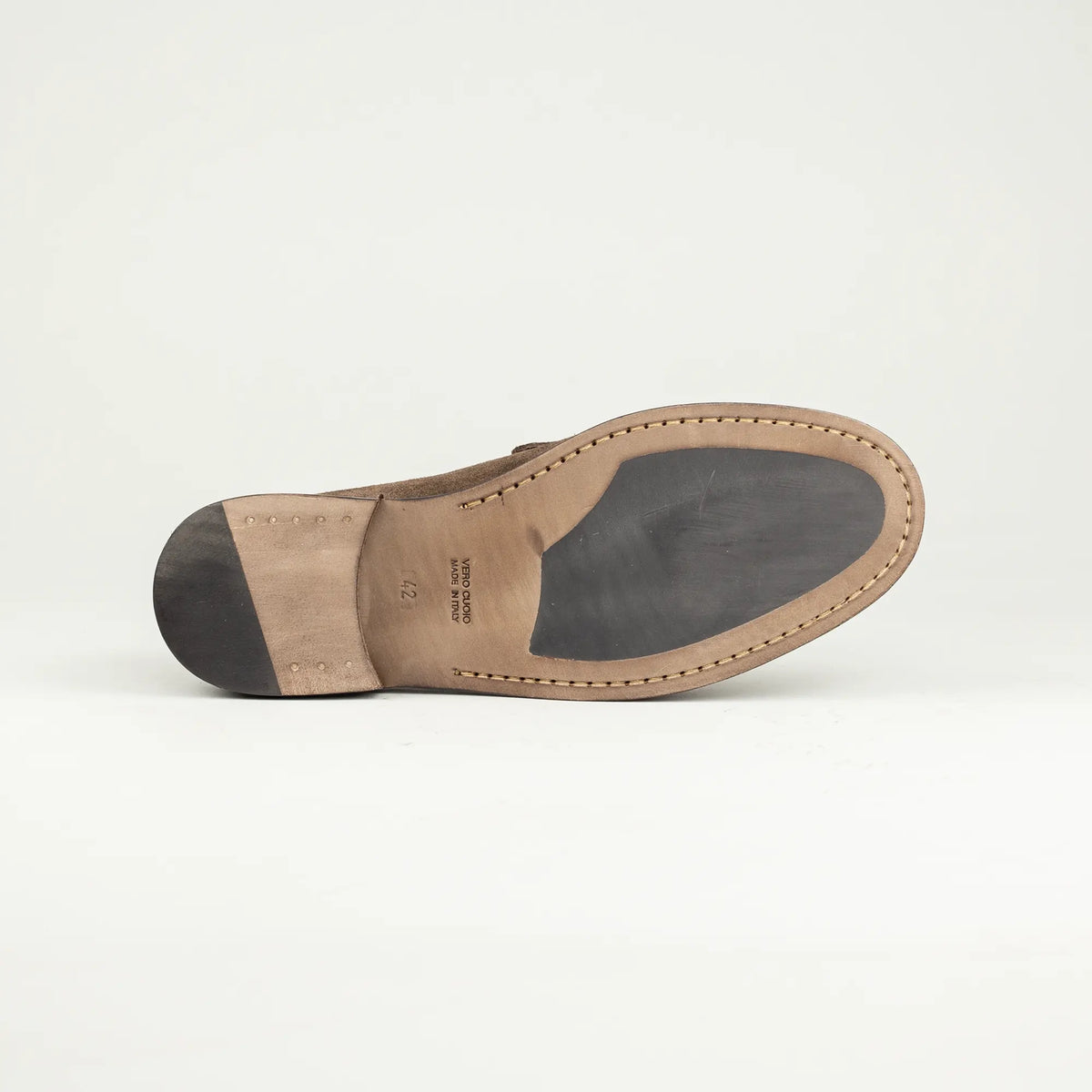 Aruci – Penny Loafer Herren aus taupefarbenem Wildleder