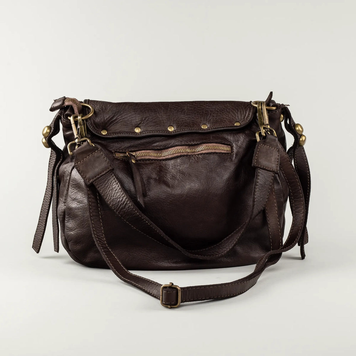 Aruci – Braune Damenhandtasche aus dickem Leder im Satteldesign