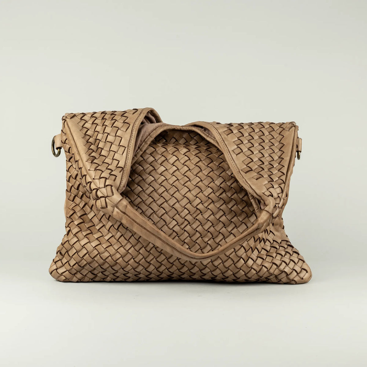 Aruci – Hellbraune Schultertasche aus geflochtenem Leder