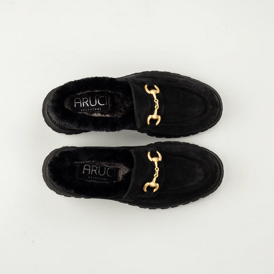 Aruci Hoher Loafer aus schwarzem Wildleder mit Lammfell & Horsebit-Schnalle