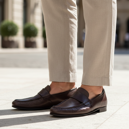 16325 Todi Moro mit beigen Leinenhosen