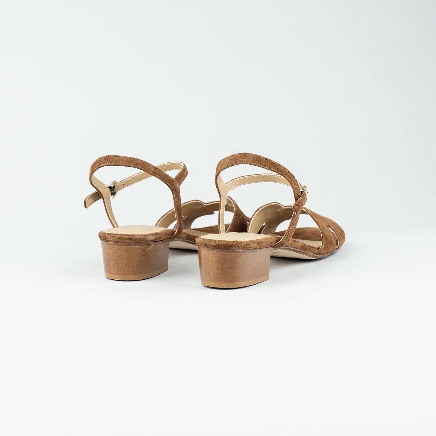 Aruci Sandalen – Velourleder Cognac Braun | Handgefertigt in Italien
