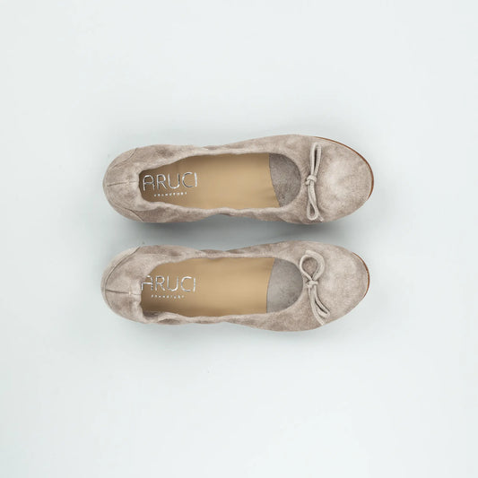 Aruci Ballerina – Velourleder Taupe | Handgefertigt in Italien