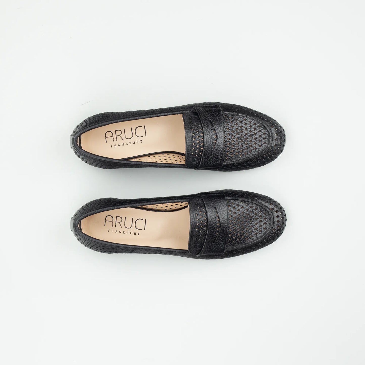 Aruci Penny Loafer – Gelochtes Geprägtes Kalbsleder Schwarz | Handarbeit aus Italien