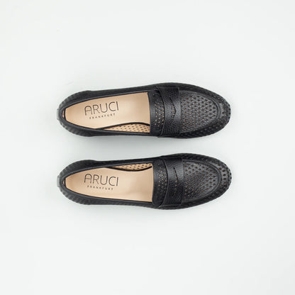 Aruci Penny Loafer – Gelochtes Geprägtes Kalbsleder Schwarz | Handarbeit aus Italien