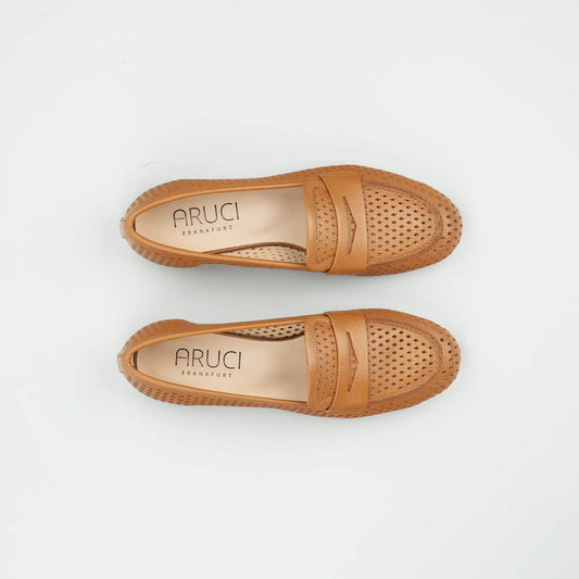 Aruci Penny Loafer – Gelochtes Geprägtes Kalbsleder Cognac-Braun | Handarbeit aus Italien