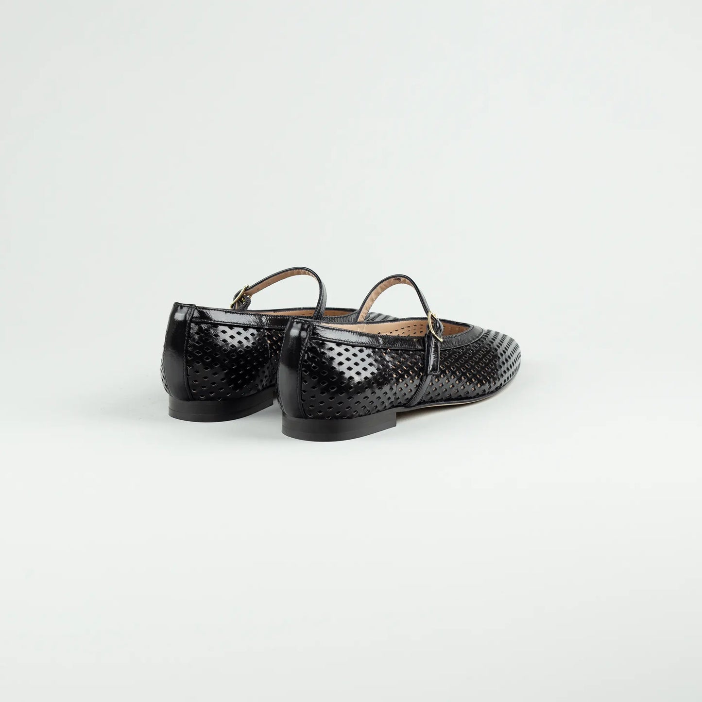 Aruci Ballerina Schwarz – gelochtes glänzendes Kalbsleder mit Spannenschnalle – Made in Italy