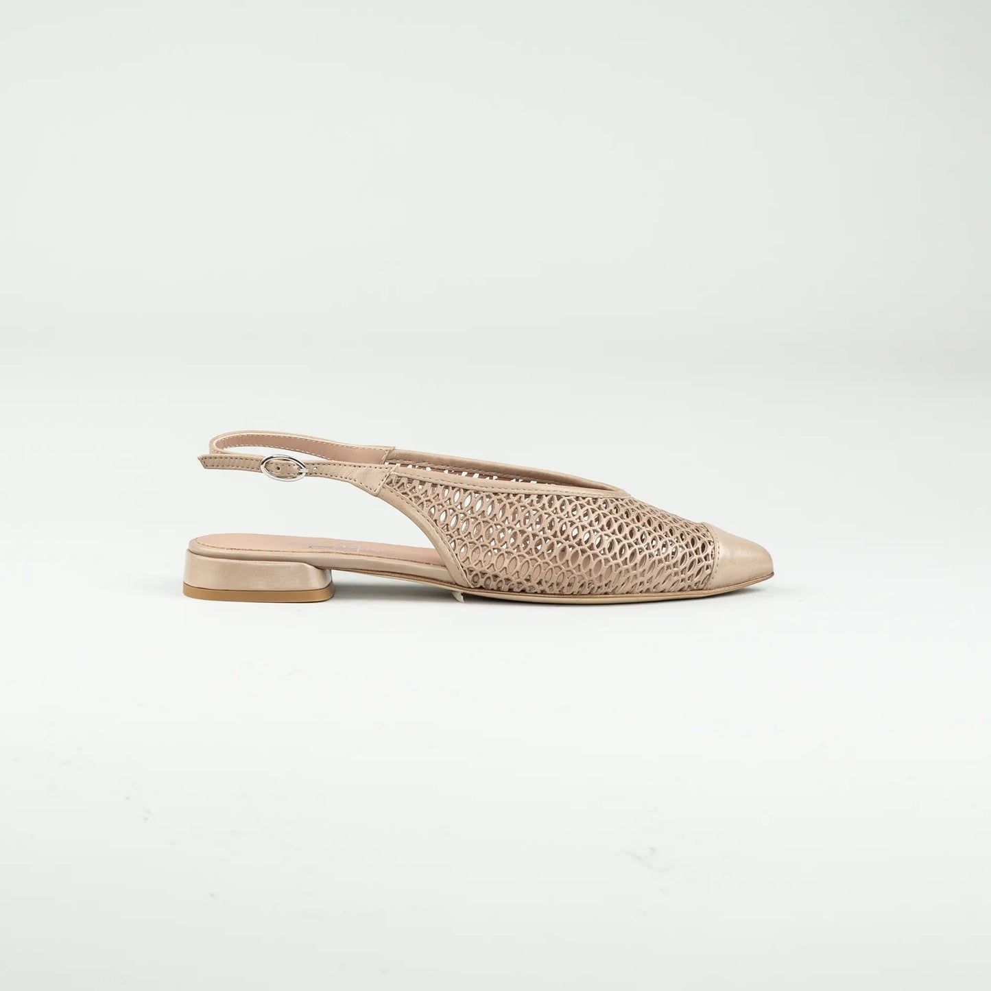 Slingback Caiman – Taupe Kalbsleder Lasergeschnitten | Flacher Absatz