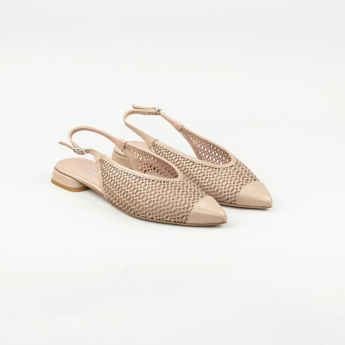 Slingback Caiman – Taupe Kalbsleder Lasergeschnitten | Flacher Absatz