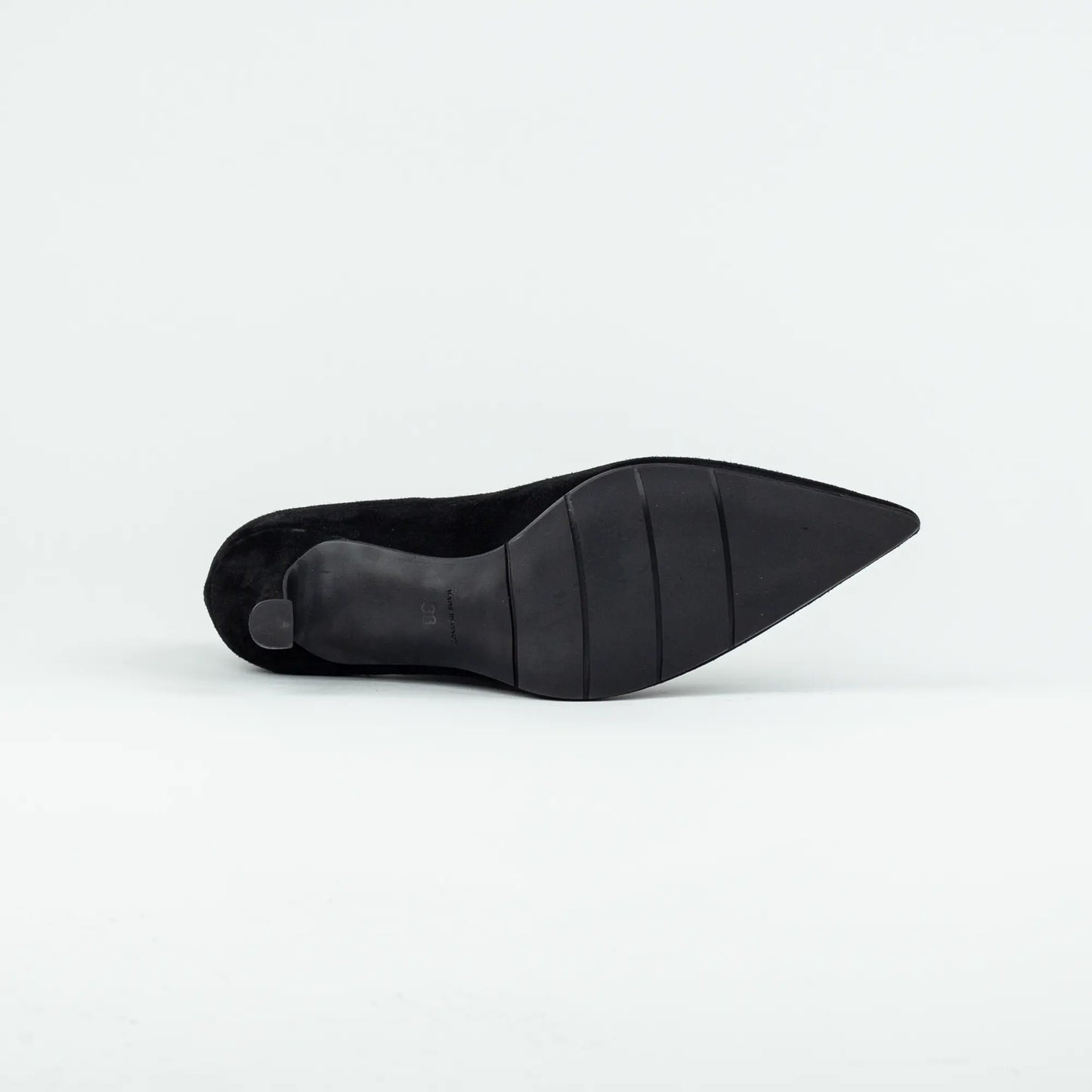 Aruci – Pumps Schwarz Wildleder | 7 cm Absatz | Extravaganter Schnitt | Handmade Italy