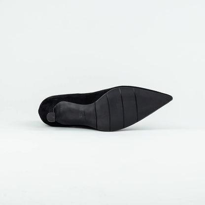 Aruci – Pumps Schwarz Wildleder | 7 cm Absatz | Extravaganter Schnitt | Handmade Italy