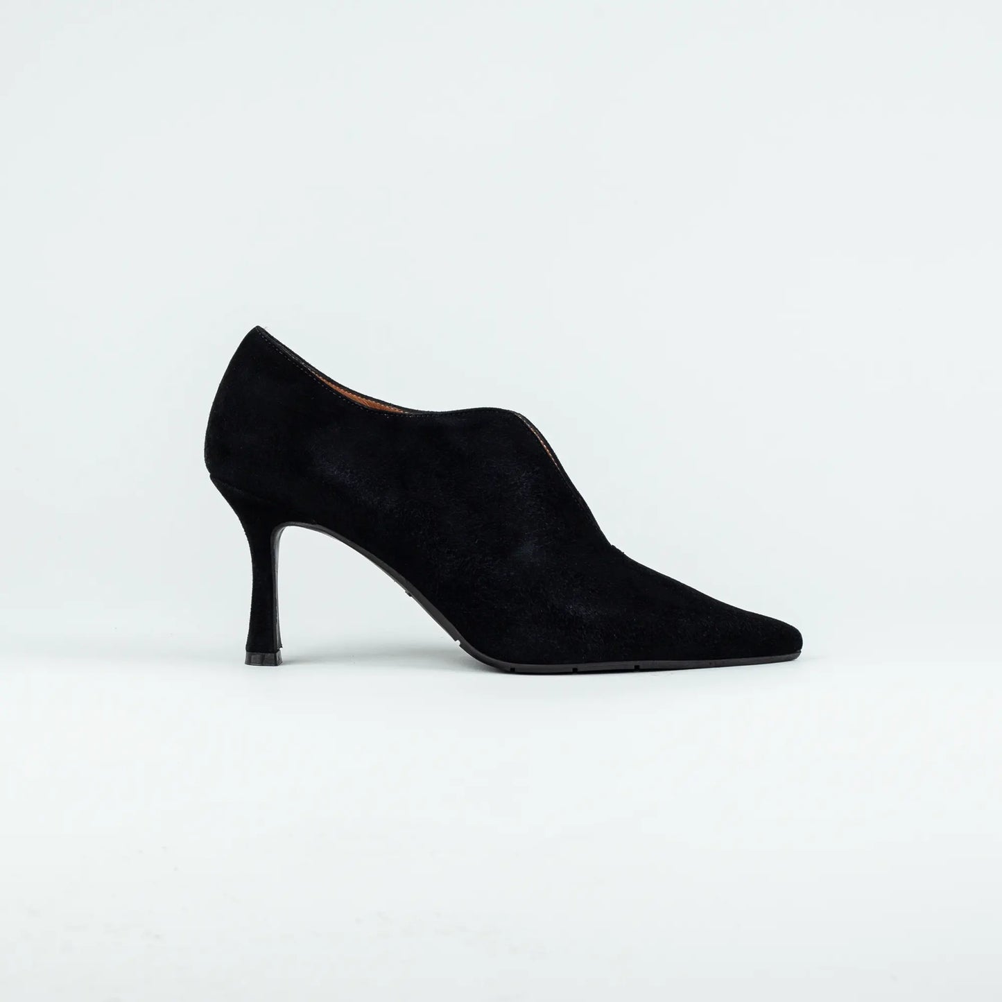 Aruci – Pumps Schwarz Wildleder | 7 cm Absatz | Extravaganter Schnitt | Handmade Italy