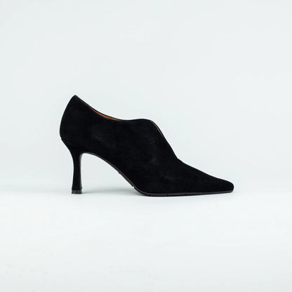 Aruci – Pumps Schwarz Wildleder | 7 cm Absatz | Extravaganter Schnitt | Handmade Italy