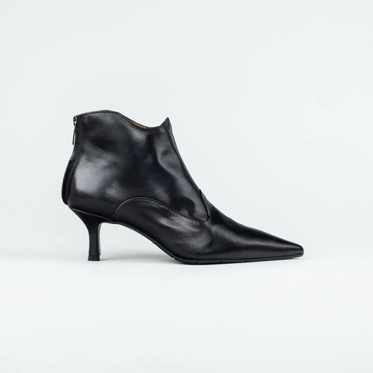 Aruci – Ankle Boot Schwarz Kalbsleder | Extravaganter Knöchelschnitt | Handmade Italy