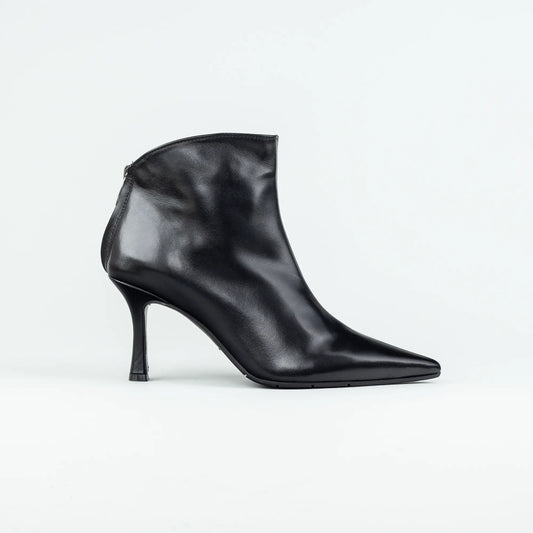 Aruci – Ankle Boot Schwarz Kalbsleder | Extravaganter Knöchelschnitt | Handmade Italy