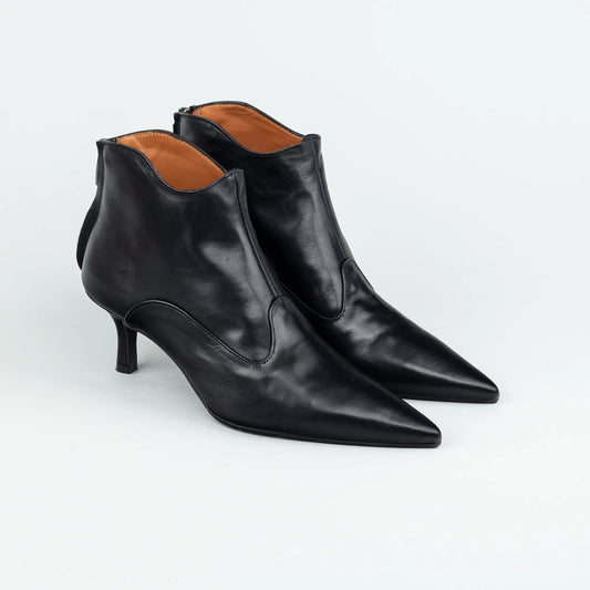 Aruci – Ankle Boot Schwarz Kalbsleder | Extravaganter Knöchelschnitt | Handmade Italy