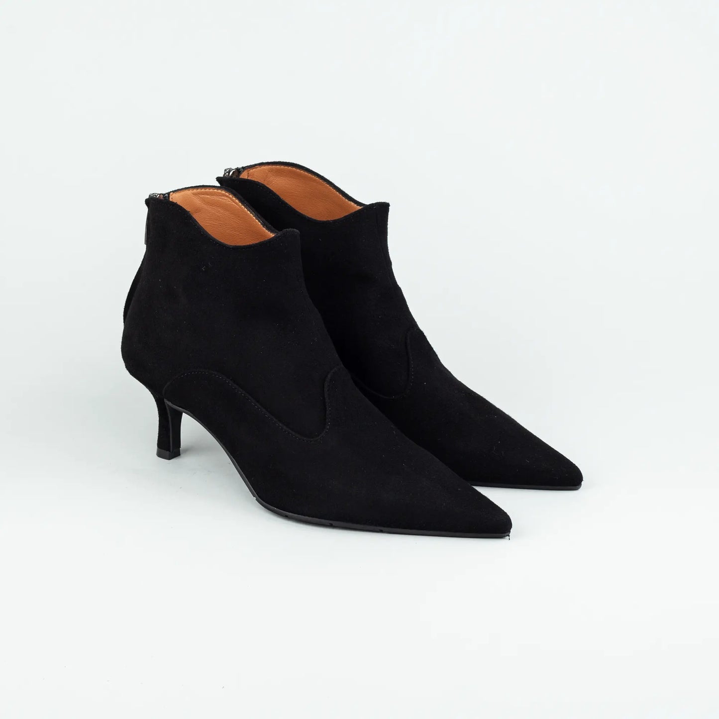 Aruci – Ankle Boot Schwarz Wildleder | Extravaganter Knöchelschnitt | Handmade Italy
