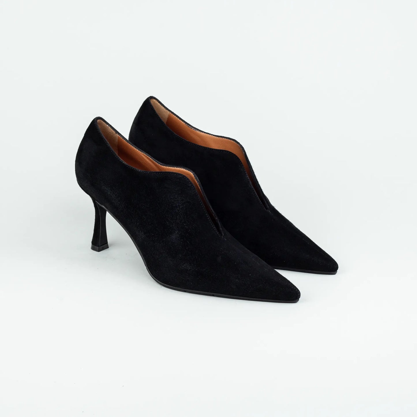 Aruci – Pumps Schwarz Wildleder | 7 cm Absatz | Extravaganter Schnitt | Handmade Italy
