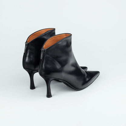 Aruci – Ankle Boot Schwarz Kalbsleder | Extravaganter Knöchelschnitt | Handmade Italy