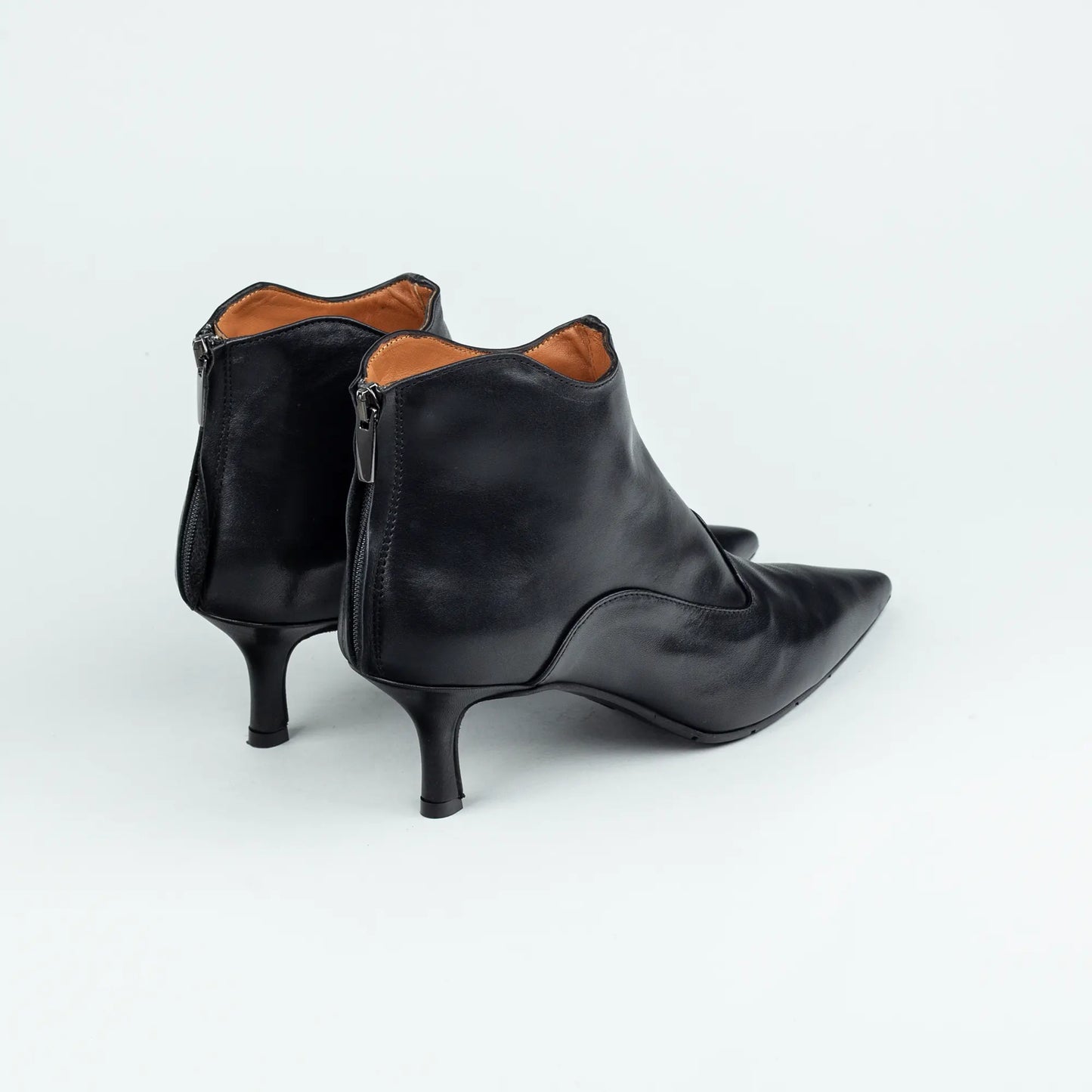 Aruci – Ankle Boot Schwarz Kalbsleder | Extravaganter Knöchelschnitt | Handmade Italy