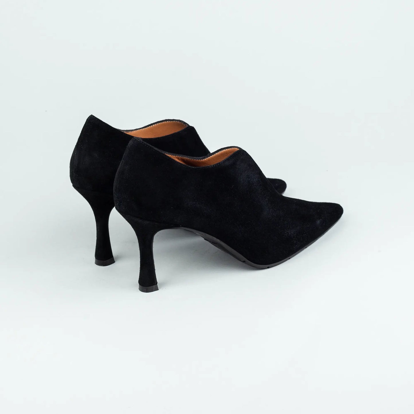 Aruci – Pumps Schwarz Wildleder | 7 cm Absatz | Extravaganter Schnitt | Handmade Italy