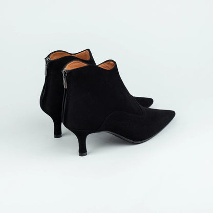 Aruci – Ankle Boot Schwarz Wildleder | Extravaganter Knöchelschnitt | Handmade Italy