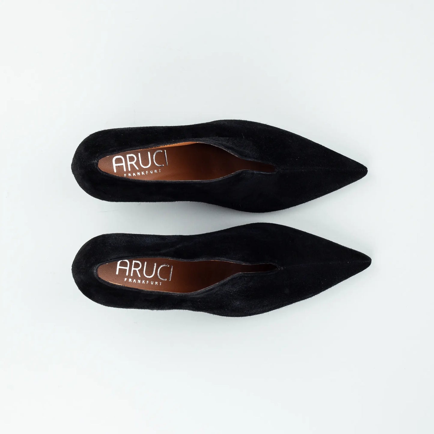 Aruci – Pumps Schwarz Wildleder | 7 cm Absatz | Extravaganter Schnitt | Handmade Italy