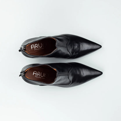 Aruci – Ankle Boot Schwarz Kalbsleder | Extravaganter Knöchelschnitt | Handmade Italy
