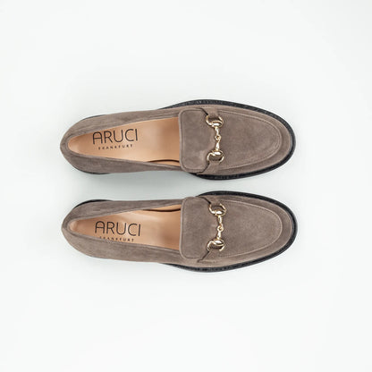 Aruci – Loafer Velourleder Taupe | Horsebit-Schnalle Gold | Handmade Italy
