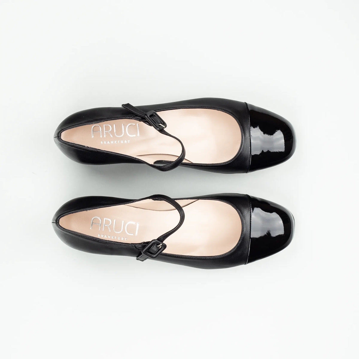 Aruci – Pump Riemchen & Schnalle Nappa Schwarz | Lackleder-Spitze | Handmade Italy