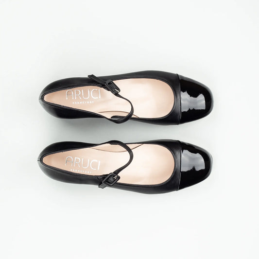 Aruci – Pump Riemchen & Schnalle Nappa Schwarz | Lackleder-Spitze | Handmade Italy