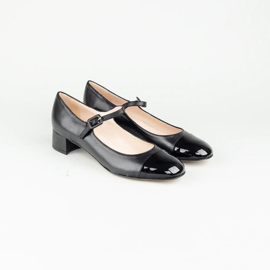 Aruci – Pump Riemchen & Schnalle Nappa Schwarz | Lackleder-Spitze | Handmade Italy