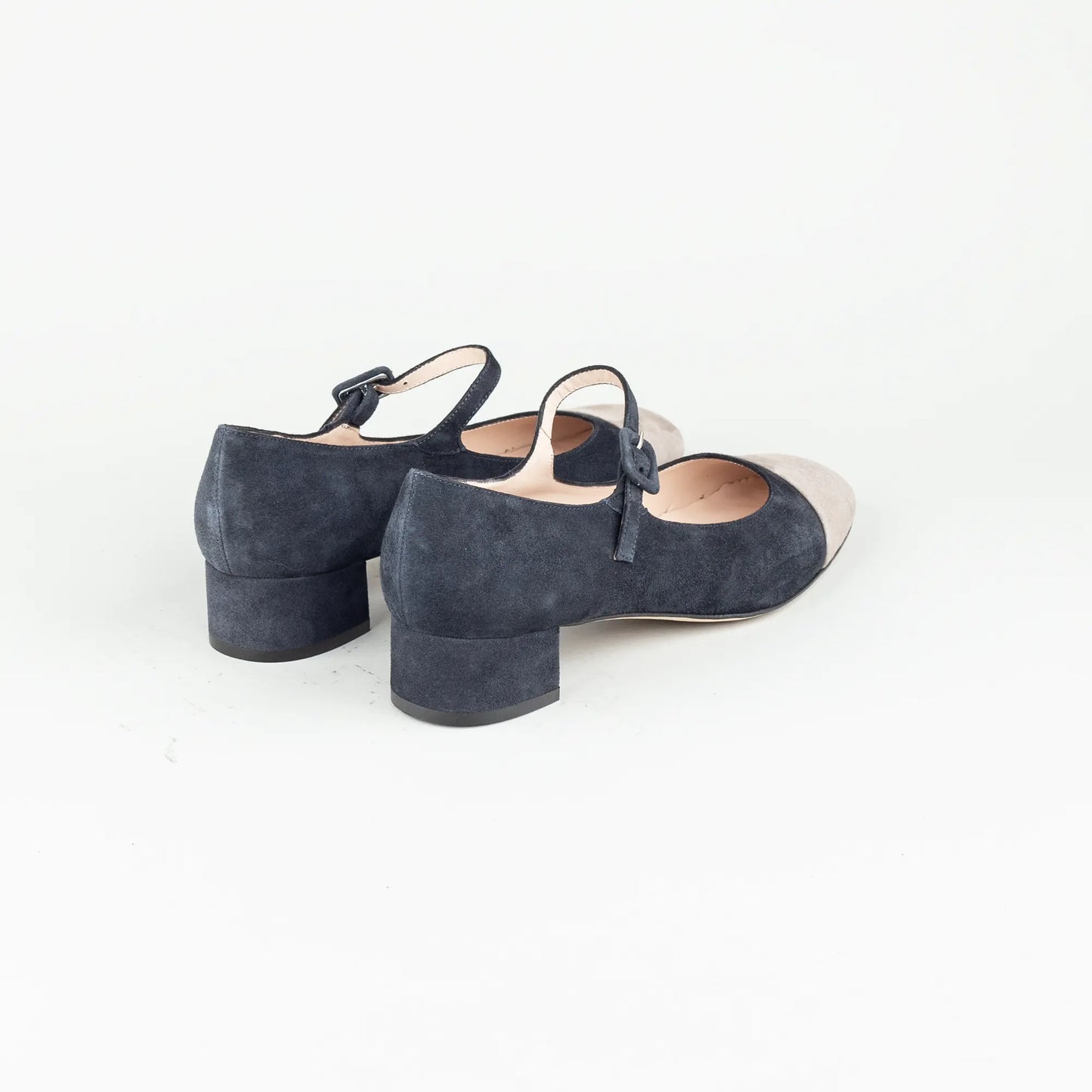 Aruci – Pump Riemchen & Schnalle Velourleder Blau | Ledersohle | Handmade Italy