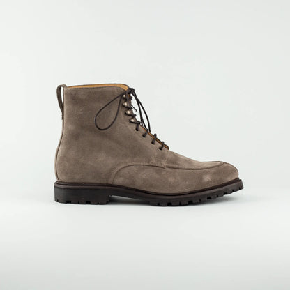 Berwick | Schnürboots Taupe – Velourleder, Norweger Naht, Vibram Sohle | Handmade in Spain