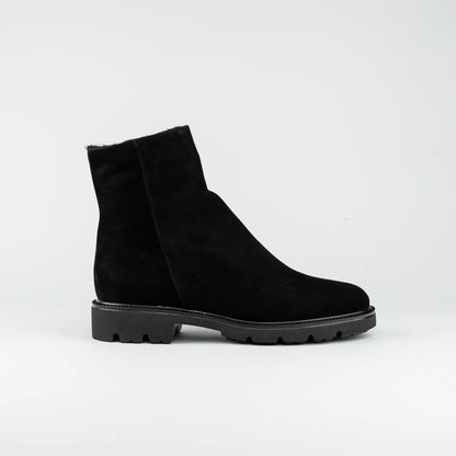 Cinzia Valle | Flacher Ankle Boot Schwarz – Wildleder & Lammfellfutter | Handmade in Italy
