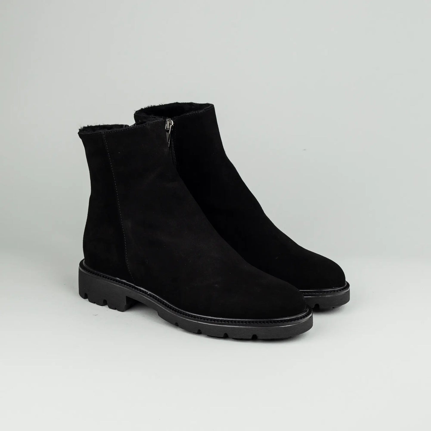 Cinzia Valle | Flacher Ankle Boot Schwarz – Wildleder & Lammfellfutter | Handmade in Italy