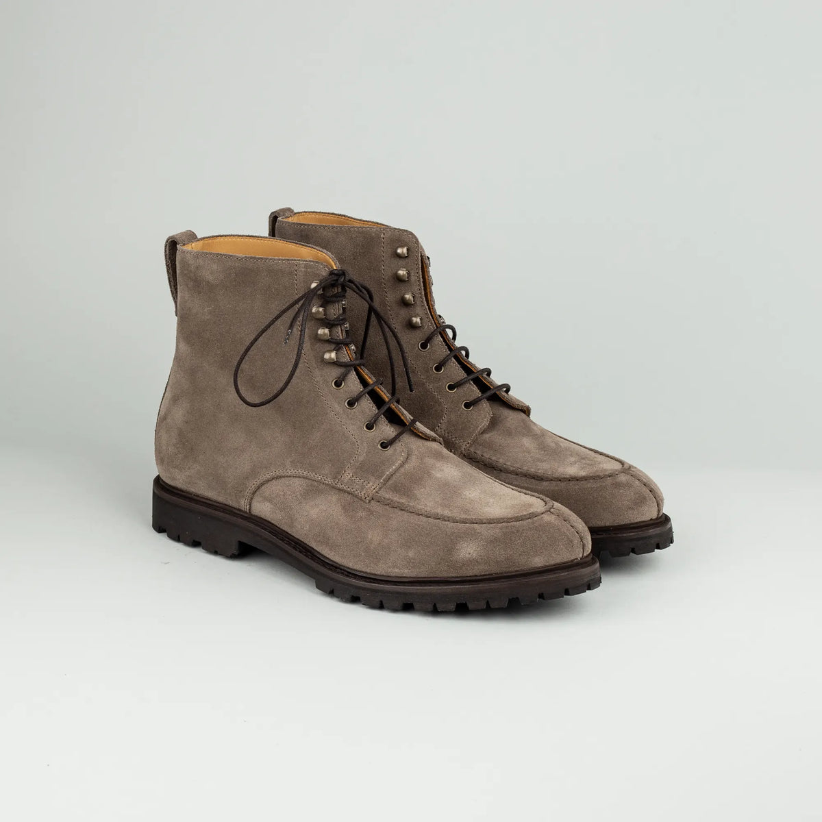 Berwick | Schnürboots Taupe – Velourleder, Norweger Naht, Vibram Sohle | Handmade in Spain