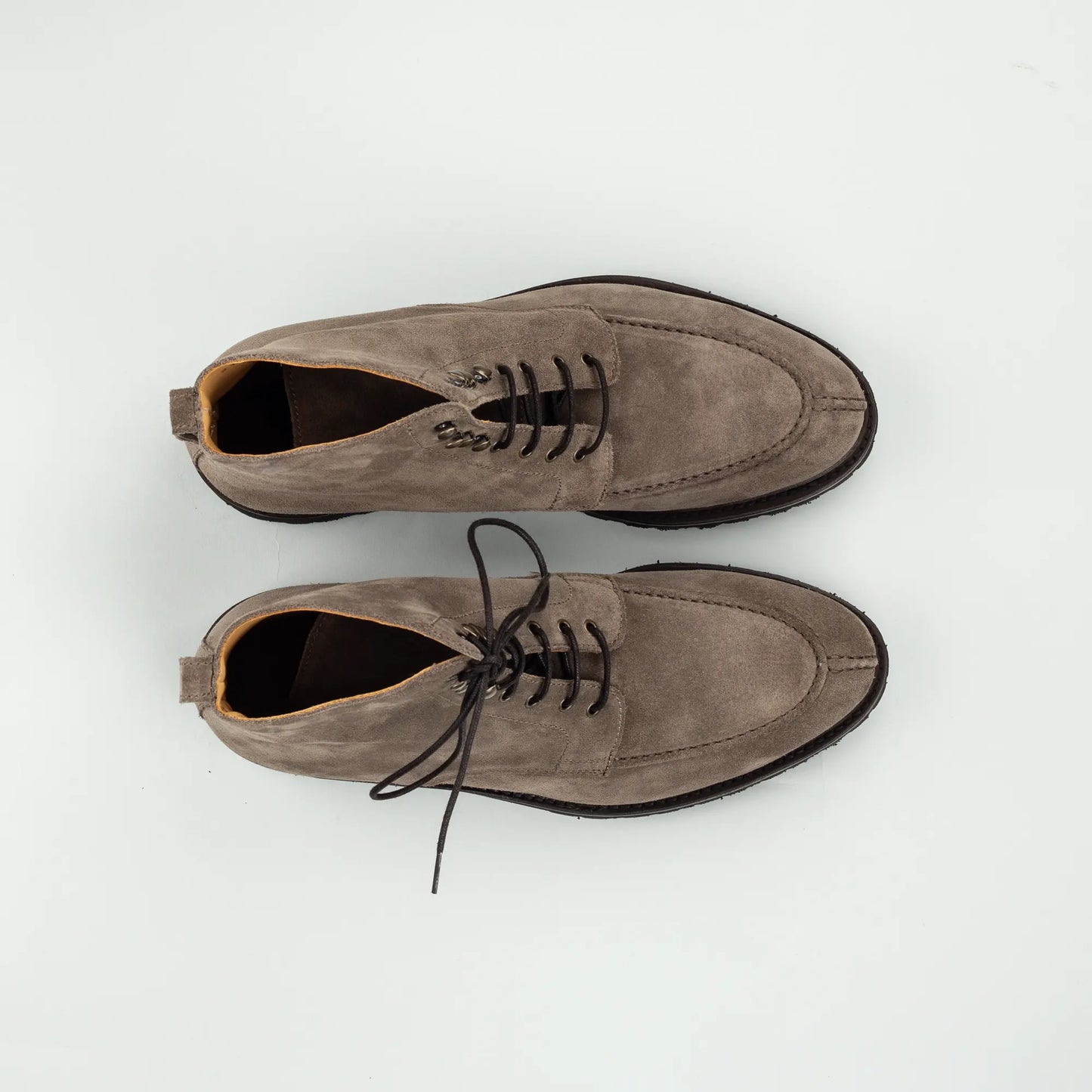 Berwick | Schnürboots Taupe – Velourleder, Norweger Naht, Vibram Sohle | Handmade in Spain