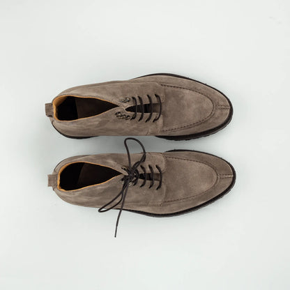 Berwick | Schnürboots Taupe – Velourleder, Norweger Naht, Vibram Sohle | Handmade in Spain
