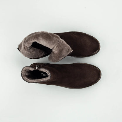 Cinzia Valle | Flacher Ankle Boot Dunkelbraun – Wildleder & Lammfellfutter | Handmade in Italy