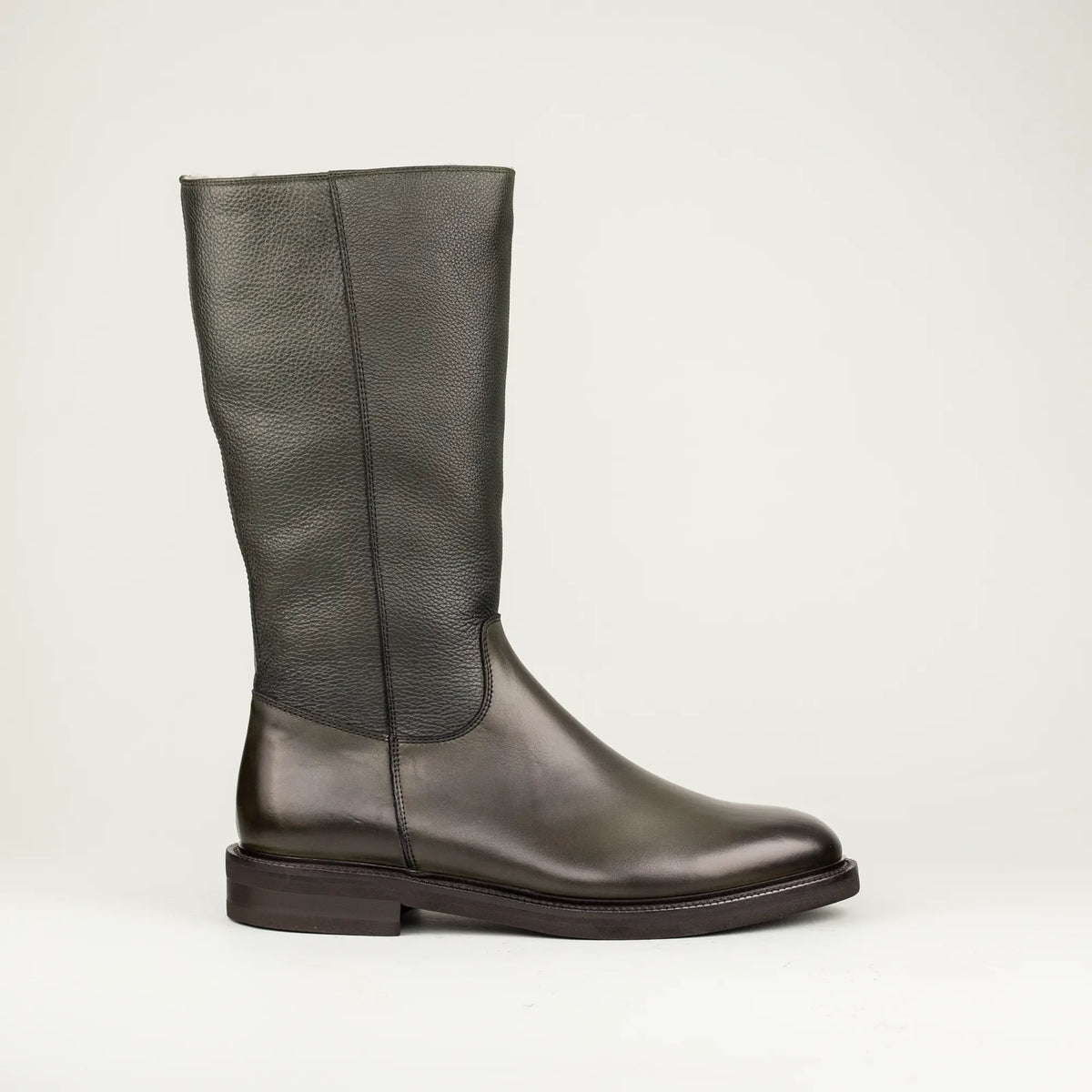 Aruci – Hoher Herren-Lammfellstiefel in Olivgrün