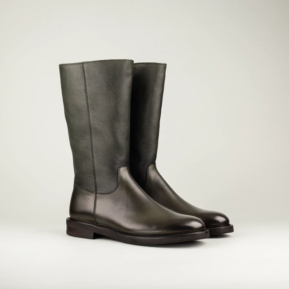 Aruci – Hoher Herren-Lammfellstiefel in Olivgrün