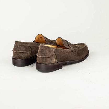 Aruci – Penny Loafer Herren aus taupefarbenem Wildleder