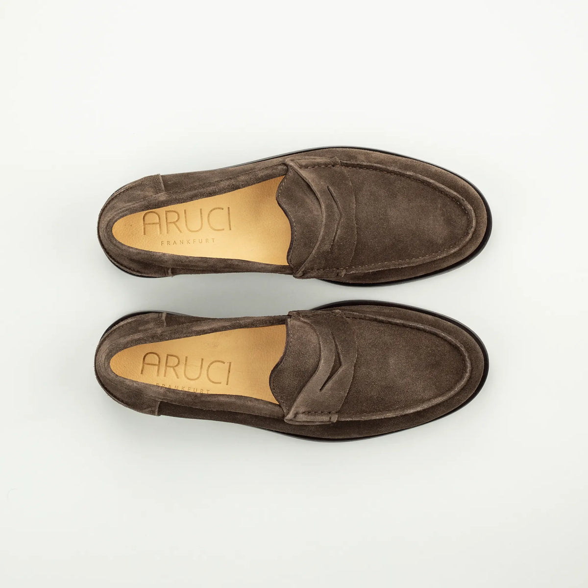 Aruci – Penny Loafer Herren aus taupefarbenem Wildleder