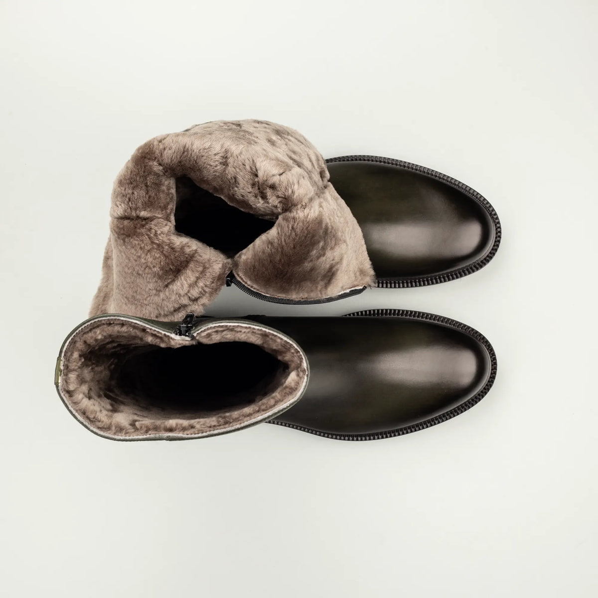 Aruci – Hoher Herren-Lammfellstiefel in Olivgrün